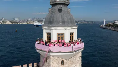 Meme kanseri uyarısı için Kız Kulesi'ne pembe kurdele asıldı