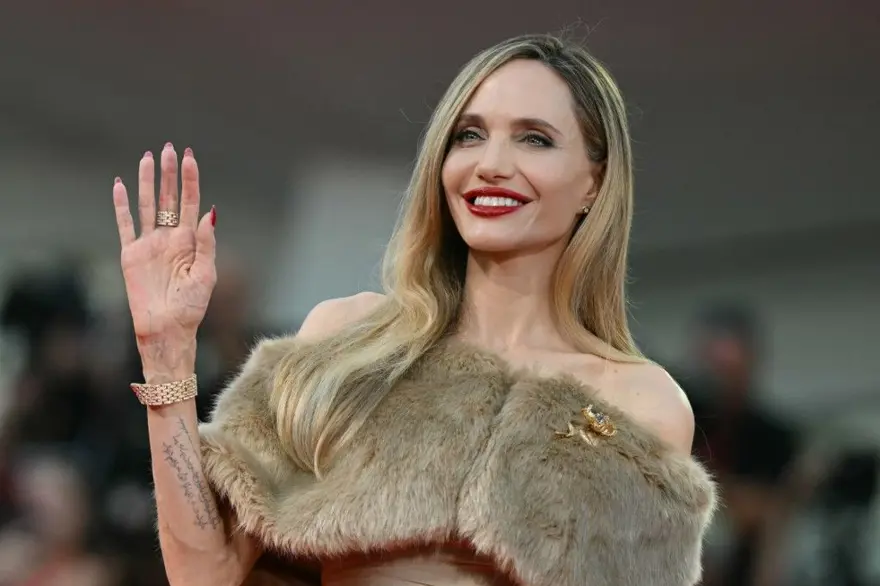 Yaşayan en çekici kadınlardan olan Angelina Jolie'nin porselen gibi cildinin sırrı ortaya çıktı! Yüzüne sürmediği gün yok 1