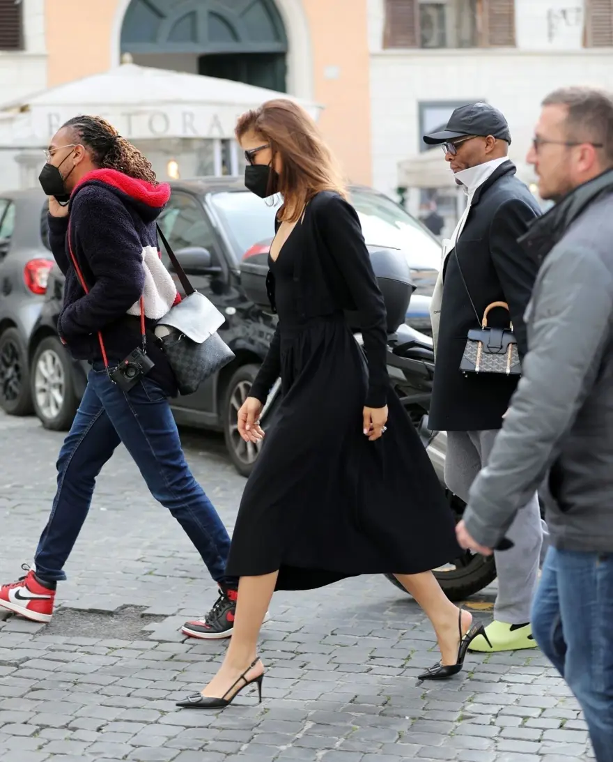 Zendaya paparazzilerden kaçarken yere düştü 3