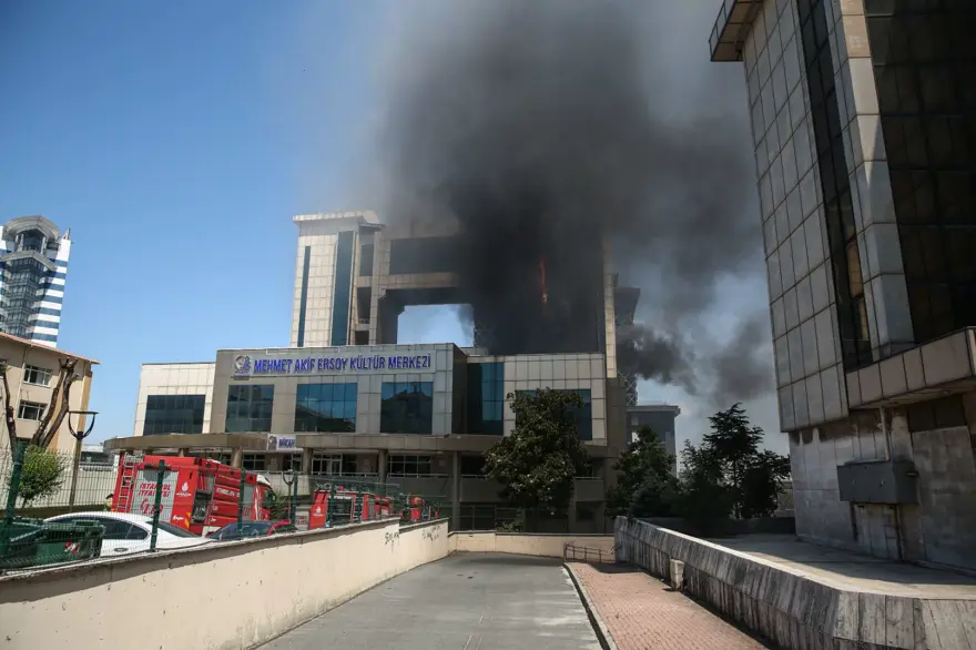Bayrampaşa'da kültür merkezinde yangın 