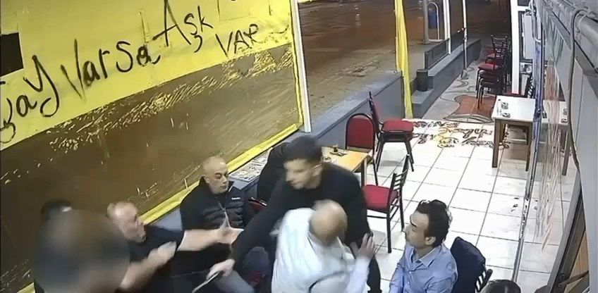 Çay ocağında otururken tabancayla vuruldu