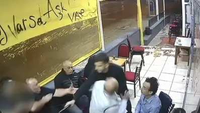 Çay ocağında otururken tabancayla vuruldu