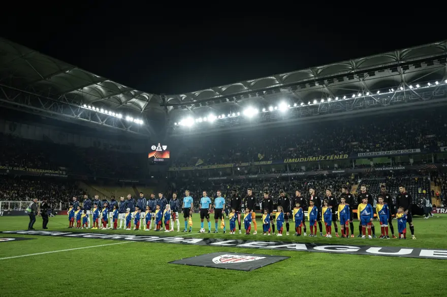 Fenerbahçe'de tribünler Samet Akaydin'i ıslıkladı stadyumda anons yapıldı 3 Fenerbahçe'de tribünler Samet Akaydin'i ıslıkladı stadyumda anons yapıldı 3