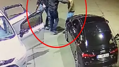 Akaryakıt istasyonda dehşet: Pompalı tüfekle ateş açıp husumetlilerini kaçırdılar