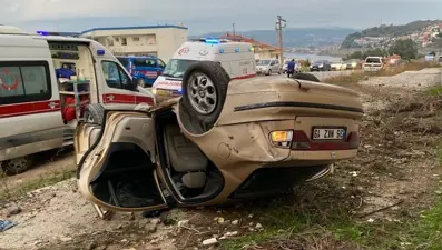 İzmir'de yoldan çıkan otomobil duvara çarptı, 4 kişi yaralandı