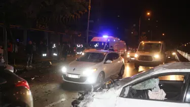 Adana'da iki otomobil çarpıştı, 3 kişi yaralandı