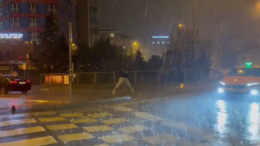 "Sarı kod" İstanbul'u vurdu: Sağanak hayatı felç etti "Sarı kod" İstanbul'u vurdu: Sağanak hayatı felç etti