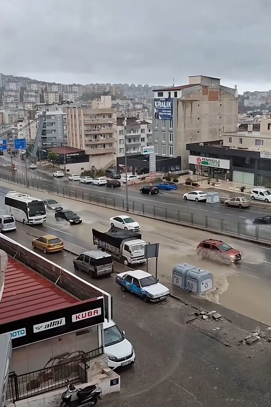 Aydın'da şiddetli sağanak: Yollar göle döndü 2 Aydın'da şiddetli sağanak: Yollar göle döndü 2