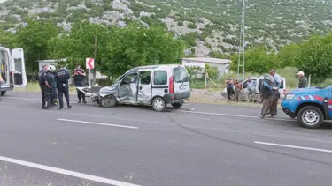 Antalya'da iki araç çarpıştı: 1 ölü, 3 yaralı
