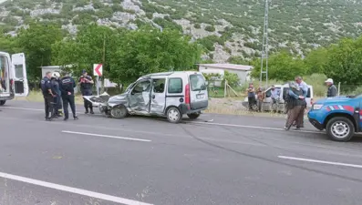 Antalya'da iki araç çarpıştı: 1 ölü, 3 yaralı