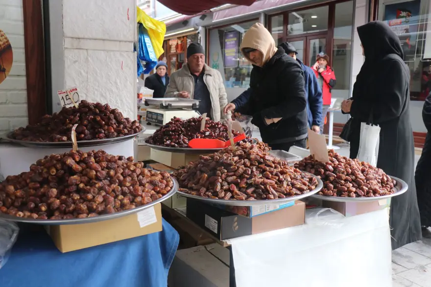 Hurma tezgahta yerini aldı: Her keseye uygun fiyatıyla alıcı buluyor 2