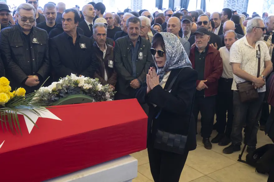 Türker İnanoğlu'na veda: Duayen sinemacı son yolculuğuna uğurlandı 9