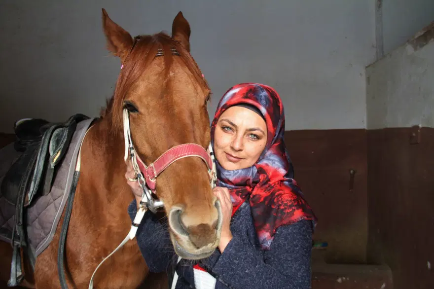 'Yapamazsın' diyenlere inat Elazığ'ın tek kadın seyisi oldu 7 'Yapamazsın' diyenlere inat Elazığ'ın tek kadın seyisi oldu 7