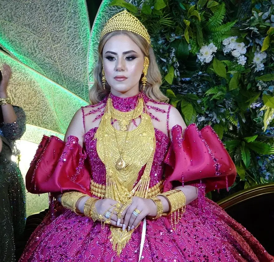 Van'da aşiret düğünü: Geline 3 kilo altın, damada 3 milyon TL takıldı 4 Van'da aşiret düğünü: Geline 3 kilo altın, damada 3 milyon TL takıldı 4