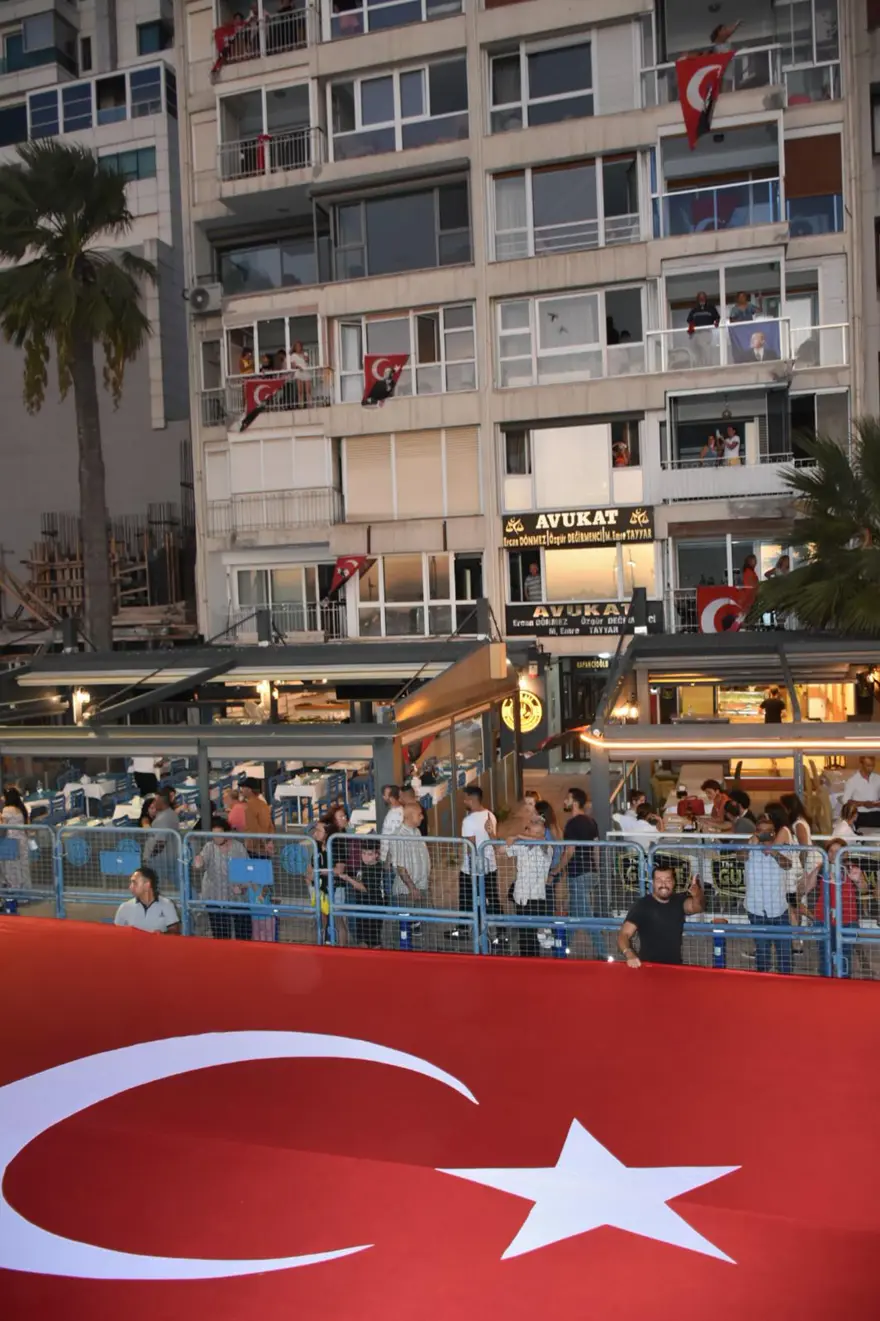 İzmir’de kurtuluş günü coşkusu: Tarkan konserine yüz binlerce kişi akın etti 26