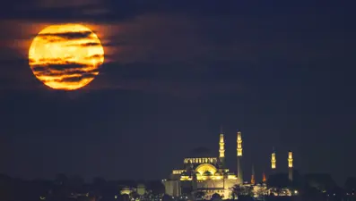 İstanbul'da muhteşem dolunay manzaraları