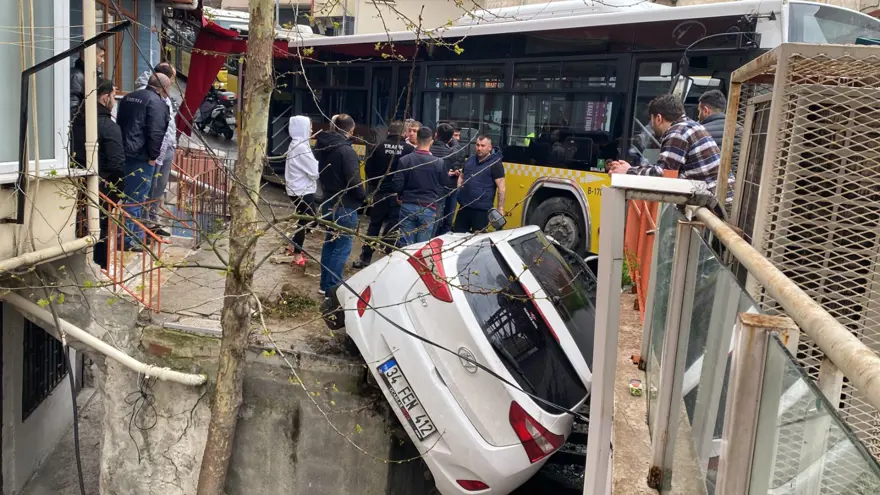 Kontrolden çıkan halk otobüsü durağa daldı 5
