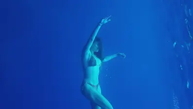 Serenay Sarıkaya'dan su altında dans