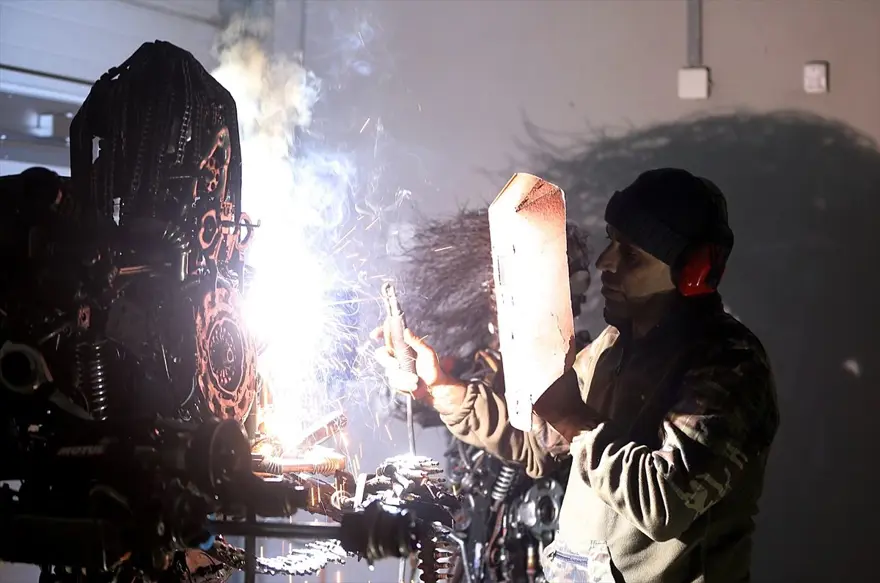 Atık araç malzemeleri motor ustasının elinde sanat eserine dönüşüyor 12