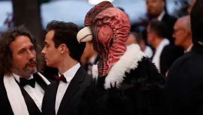 "Kuş adam" kırmızı halıya damga vurdu