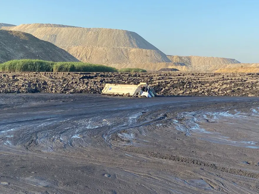İş makinesi operatörü çamur altında kaldı 