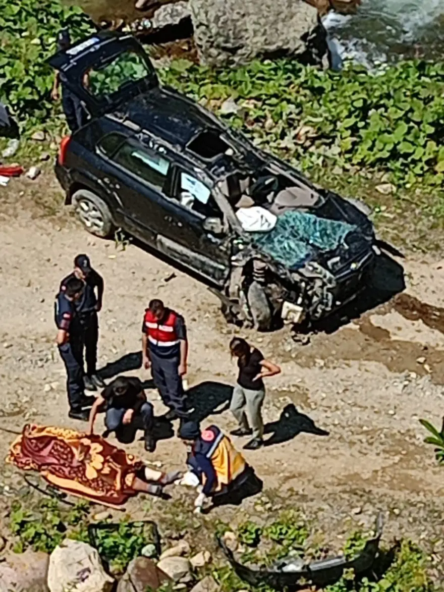Rize'de uçuruma yuvarlanan araçta 2 kişi öldü, 3 kişi yaralandı 