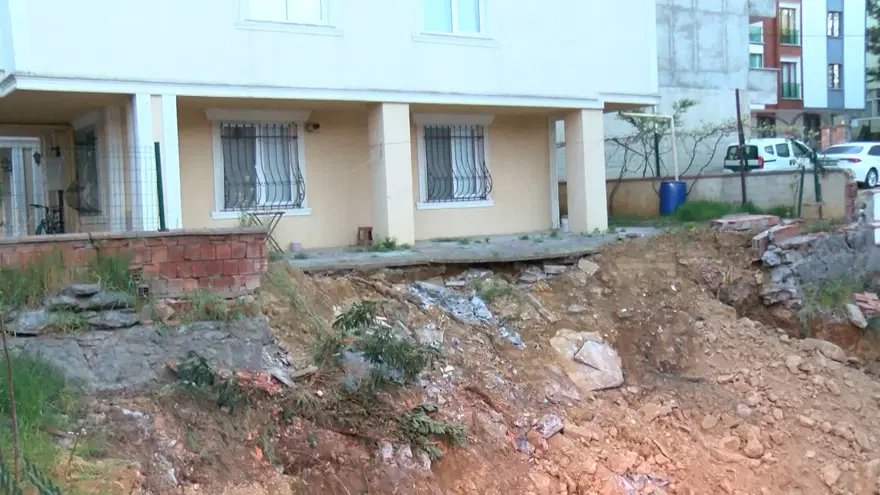 İnşaatın temel kazısında yan binanın istinat duvarı çöktü 3