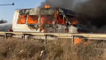 Minibüsle çarpışan motosiklet sürücüsü yanarak öldü