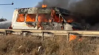 Minibüsle çarpışan motosiklet sürücüsü yanarak öldü