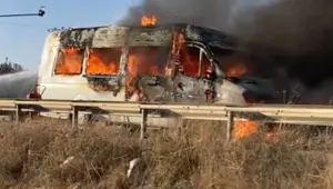 Minibüsle çarpışan motosiklet sürücüsü yanarak öldü