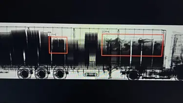 X-ray taramasında ortaya çıktı: TIR’daki yükün arasında 8 göçmen