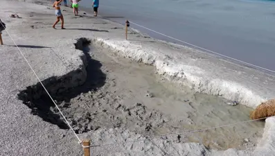 Salda Gölü'nde doğa kendini yeniledi, çamur çukurları kapanmaya başladı