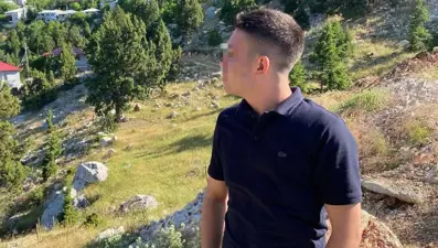 Akrabasını domuz zannederek öldürdü