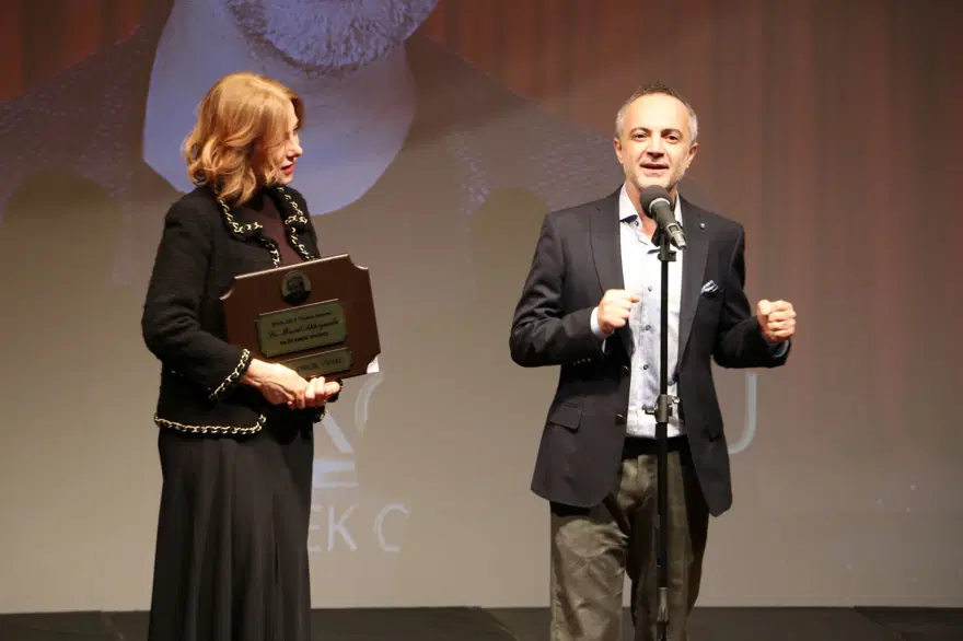 Savaş Dinçel'in 77'nci yaşı Savaş Dinçel Tiyatro Ödülleri'yle kutlandı 2 Savaş Dinçel'in 77'nci yaşı Savaş Dinçel Tiyatro Ödülleri'yle kutlandı 2