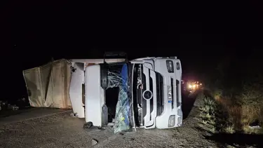 Bolu'da maden suyu yüklü tır devrildi