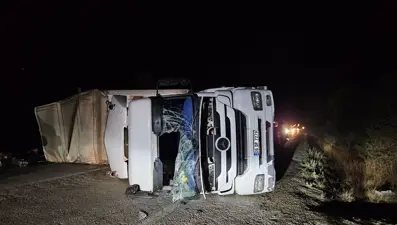 Bolu'da maden suyu yüklü tır devrildi