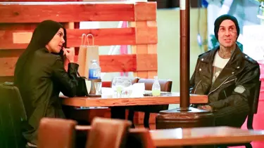 Kourtney Kardashian arkadaşı Travis Barker'a aşık oldu