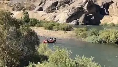 Elazığ'da baraj kapakları açıldı! 4 kişi mahsur kaldı