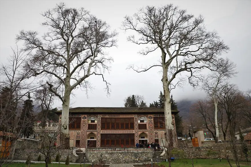 Azerbaycan'ın UNESCO Dünya Miras Listesi'ndeki Şeki Han Sarayı turist akınına uğruyor 2