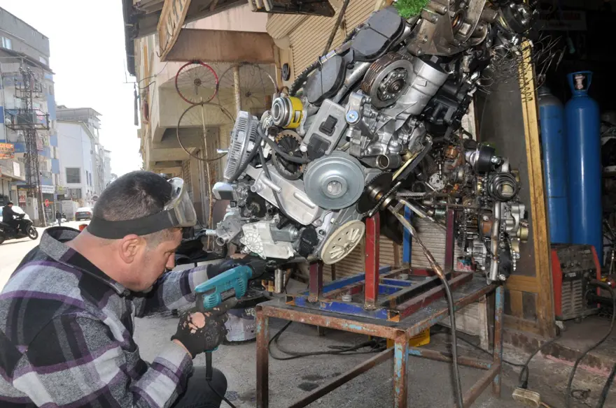 Oto yedek parçalarıyla yapay çimi birleştirdi: Tasarladığı heykele "döngü" adını verdi 