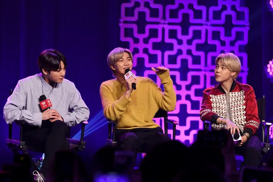 Jungkook'un dövmelerini örnek gösteren Güney Koreli parlamenter, BTS hayranlarını kızdırdı 3 Jungkook'un dövmelerini örnek gösteren Güney Koreli parlamenter, BTS hayranlarını kızdırdı 3