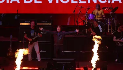 Devlet başkanı kitabını rock yıldızı gibi tanıttı