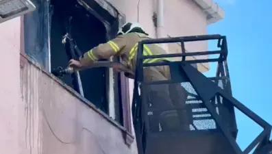 Şarjda bırakılan cep telefonu patladı: Ev küle döndü