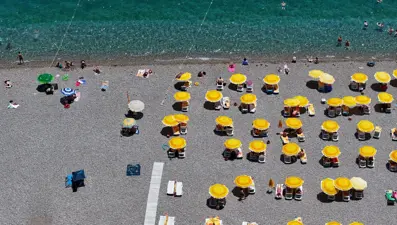 Yerli ve yabancı turistler Konyaaltı Sahili'ne akın etti