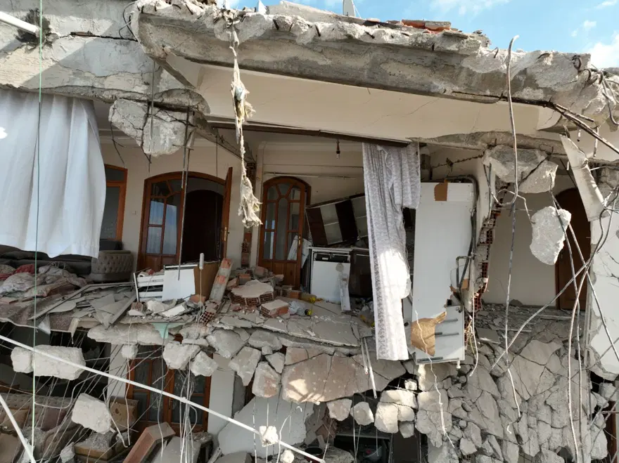 Hatay'da hasarlı evlerin içi görüntülendi 1