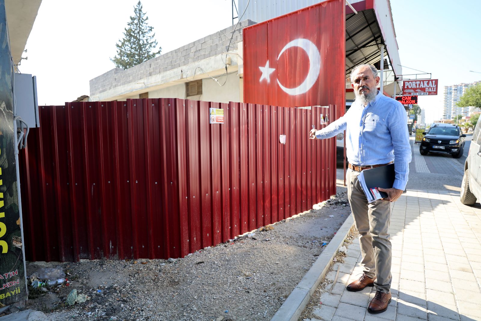 "Tapulu arazim" diyerek sokağın girişini kapattı