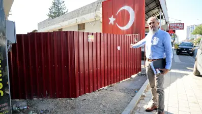 "Tapulu arazim" diyerek sokağın girişini kapattı