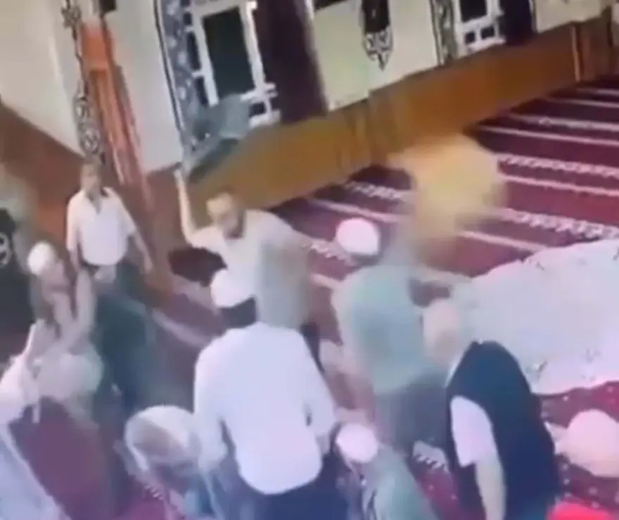 İmama tabure ile saldırdı: Cemaat vantilatör ile kovaladı 1