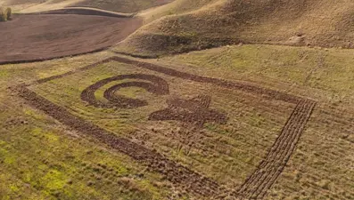 Amasyalı çiftçi tarlasına traktörüyle Türk bayrağı çizdi