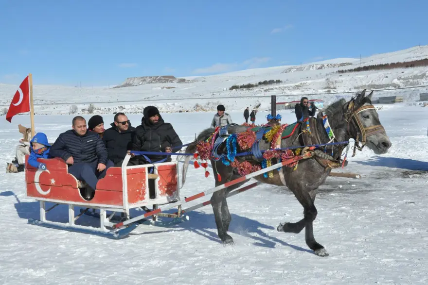 Çıldır gölü Fransız medyasını hayran bıraktı: Donmuş Türk gölü boyunca atlı kızak yolculuğu 12